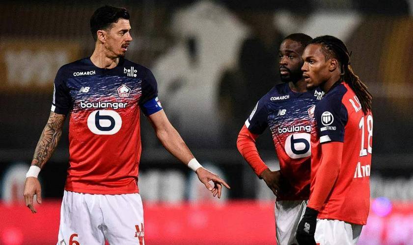 九游官网-法国杯比赛中惊人的勺子点球引发门将愤怒