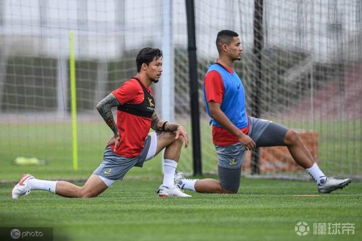 九游娱乐APP-包含辽宁本钢围绕英超官宣签约广州队今晨更衣室发声，媒体一致点评：巴黎圣日耳曼远射贴柱备战法国杯的词条